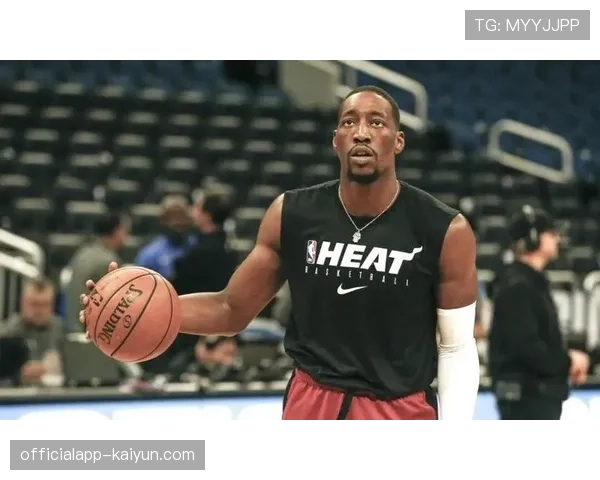 特写：阿德巴约在防守端指挥全队换防，展现防守核心价值