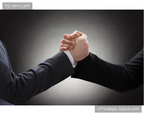 加的斯发布赛前海报，主题为“专注每一次机会”，背景是抽象的靶心图案